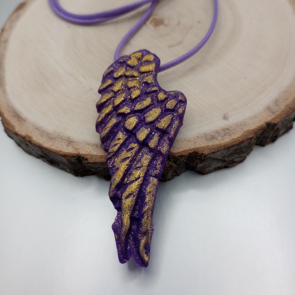 Angel wing pendant necklace
